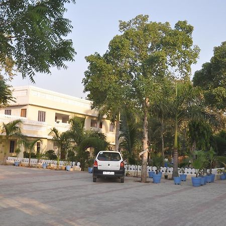 Hotel Eagle Nest Bharatpur Exteriör bild