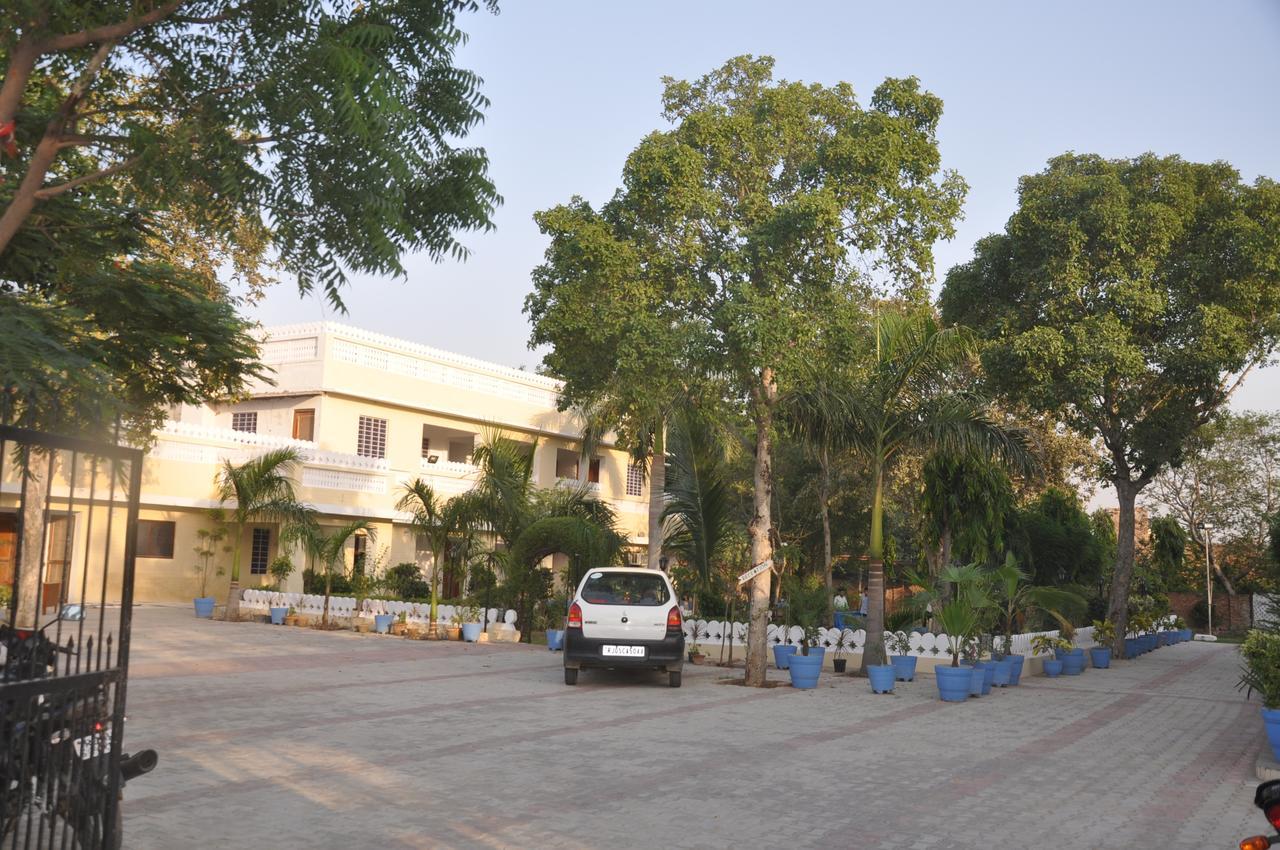 Hotel Eagle Nest Bharatpur Exteriör bild