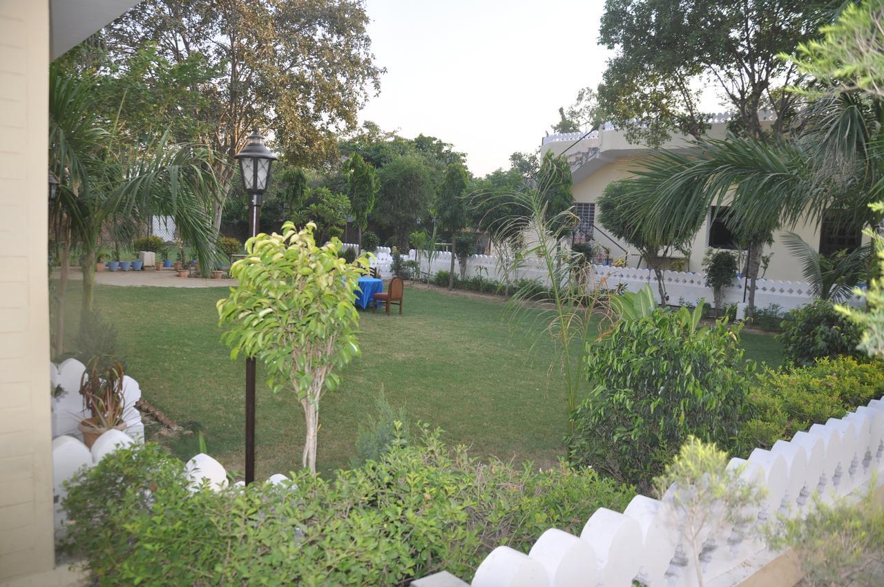 Hotel Eagle Nest Bharatpur Exteriör bild