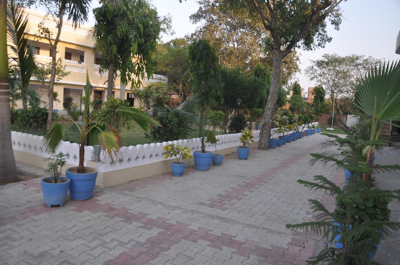 Hotel Eagle Nest Bharatpur Exteriör bild